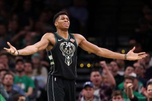 Insuficientes 42 puntos de Harden ante los Bucks de Antetokounmpo