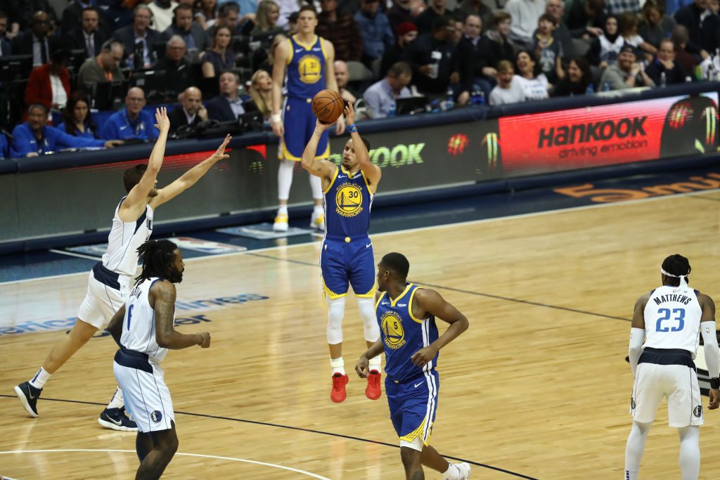 Stephen Curry firma 48 puntos para vencer a unos correosos Mavericks