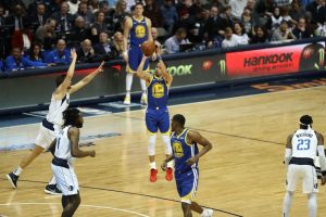 Stephen Curry firma 48 puntos para vencer a unos correosos Mavericks