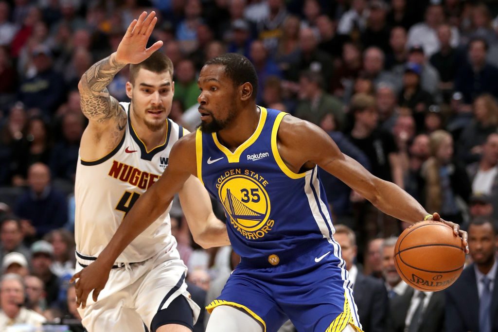Los Warriors baten el récord de puntos anotados en un primer cuarto y barren a Denver