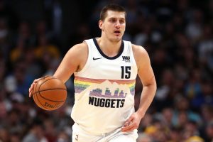 Nikola Jokic, sancionado con un partido por salir del banquillo de Denver