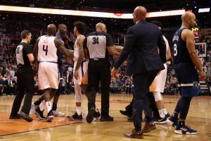 Dieng y Booker se buscan en los vestuarios para llegar a las manos