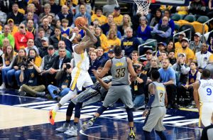 Los Warriors siguen a los suyo y arrasan a los Pacers