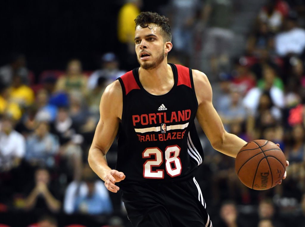 Boston firma a R.J. Hunter
