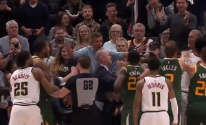 Mason Plumlee y Derrick Favors llegan a las manos y son expulsados del Jazz-Nuggets