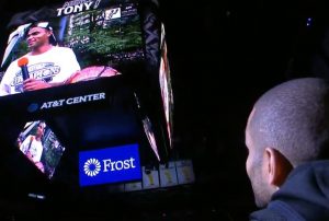 Emotivo homenaje a Tony Parker en su regreso a San Antonio