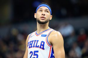 Agónico triunfo de Philadelphia ante San Antonio con triple-doble de Simmons