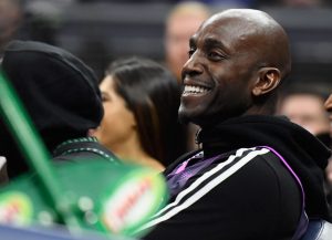 Garnett propone a Anteto dar un paso más: "El one-dribble y two-dribble pull-up"