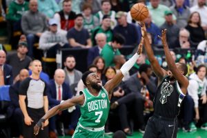 Los Bucks ganan a Boston con un triple de Khris Middleton