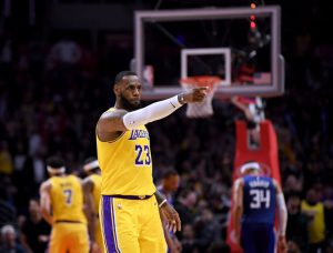 Apurado triunfo de los Lakers en el retorno de LeBron