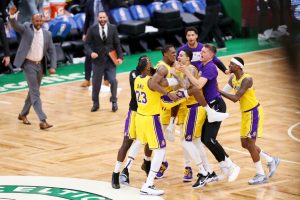Los Lakers ganan en Boston con una canasta de Rajon Rondo