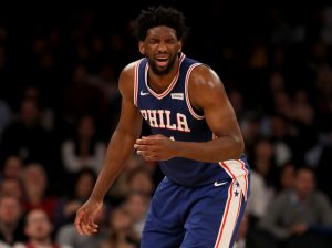 Joel Embiid, sin daños importantes en la rodilla pero será baja una semana
