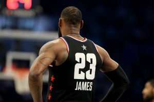 LeBron James, primer jugador en el Top-10 en puntos y asistencias