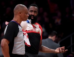 James Harden carga contra el árbitro Scott Foster: “No debería arbitrarnos más”