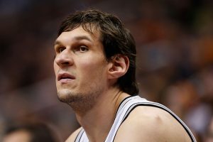 Fea lesión en la rodilla para Boban Marjanovic en la victoria de Philadelphia