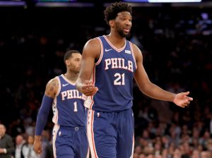Embiid, cerca de "atropellar" a la actriz Regina King durante el partido en el Madison