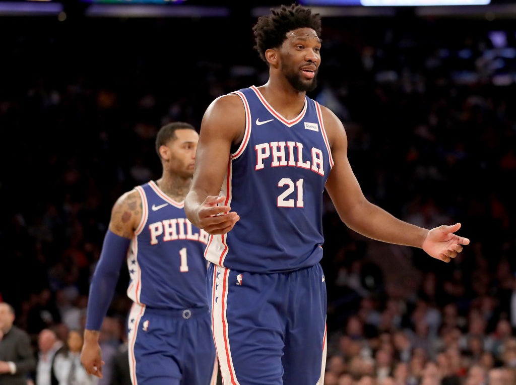 Embiid, cerca de "atropellar" a la actriz Regina King durante el partido en el Madison