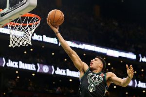 Los Bucks, más líderes tras ganar en Toronto
