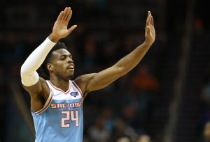 Hield arruina la visita de los 76ers a Sacramento
