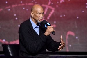 Casi 400.000 dólares por uno de los anillos de Abdul-Jabbar