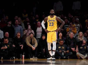 Los Lakers se deshacen en los últimos tres minutos y caen ante Milwaukee