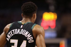 Los Bucks ganan en el regreso de Antetokounmpo