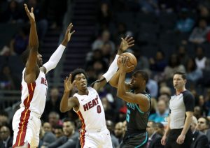 Miami le gana a Charlotte un duelo clave por la octava plaza del Este