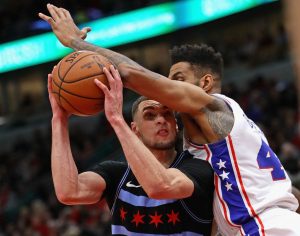 Zach LaVine corona su gran noche ante Philadelphia con la canasta ganadora