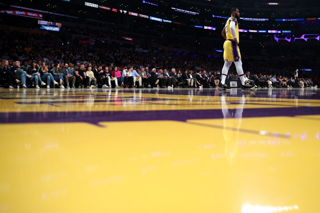 Los Lakers huyen del 'tanking' con un gran partido de LeBron