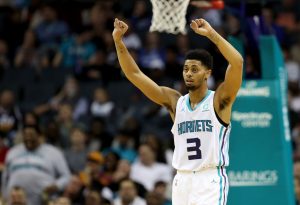 Los Hornets asaltan Toronto con un triple de Lamb desde medio campo