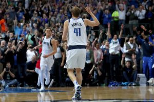 Nowitzki supera a Wilt Chamberlain en la lista histórica de anotadores