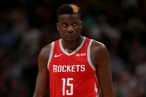 Clint Capela está jugando con problemas respiratorios en la serie ante Utah