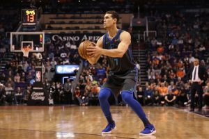 Mark Cuban planea renovar a Dwight Powell