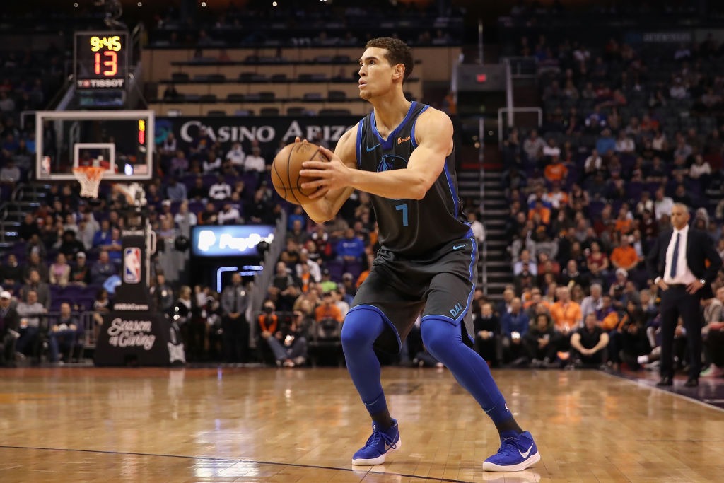 Mark Cuban planea renovar a Dwight Powell