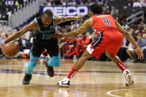 Mitch Kupchak considera prioritario renovar a Kemba Walker