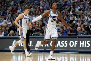 Buddy Hield pone fin a 11 derrotas seguidas en San Antonio