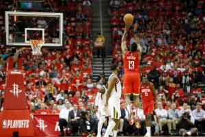 Houston sabe sufrir para meterse en las semifinales del Oeste