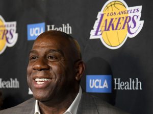 Magic Johnson dimite como presidente de los Lakers