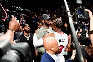 Dwyane Wade dice adiós a la NBA con un emotivo triple-doble