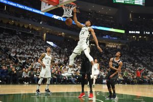 Milwaukee se deshace en la segunda mitad de los Pistons