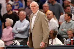 Gregg Popovich y los Spurs negocian; apunta a seguir la temporada que viene