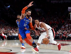 Steven Adams deja a Lillard en el suelo con un bloqueo