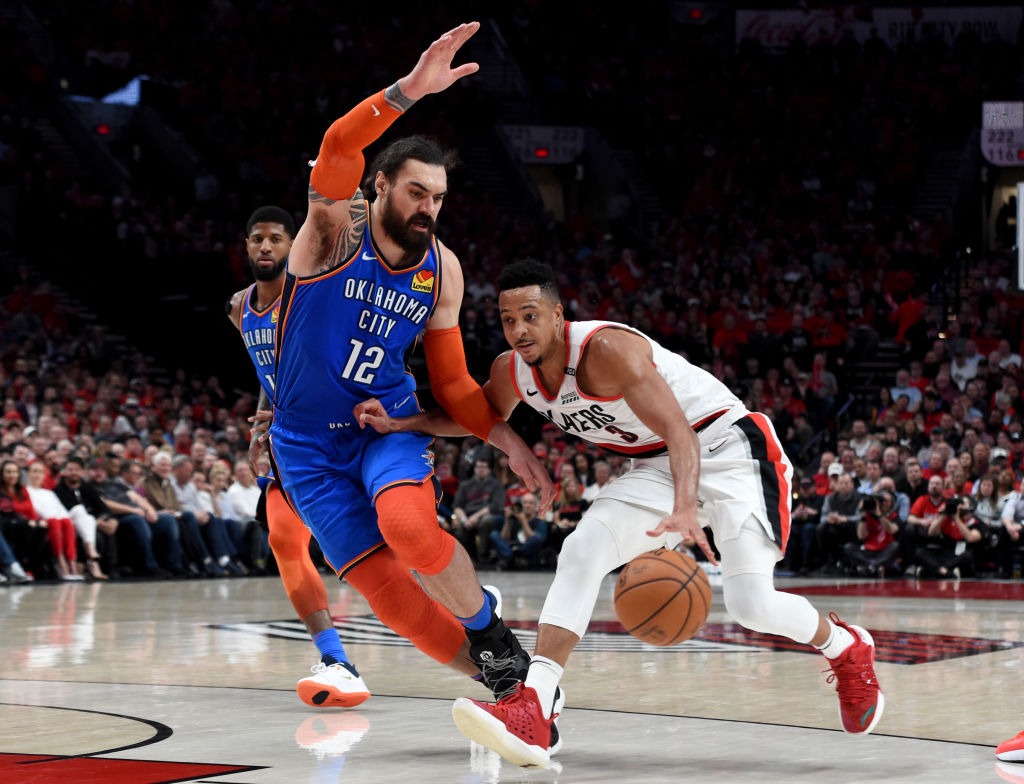 Steven Adams deja a Lillard en el suelo con un bloqueo