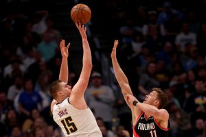 Nikola Jokic y los Nuggets golpean primero