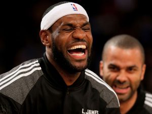 Añicos de playoffs: Tony Paker y LeBron James