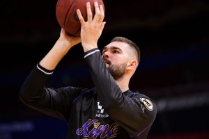 Atlanta Hawks firma a Isaac Humphries