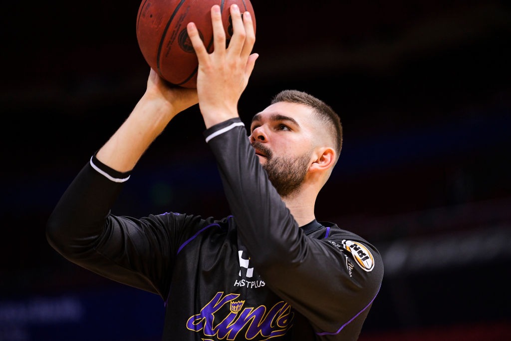Atlanta Hawks firma a Isaac Humphries