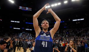 Vídeo homenaje, lágrimas y 20 puntos en el último partido de Nowitzki en la NBA