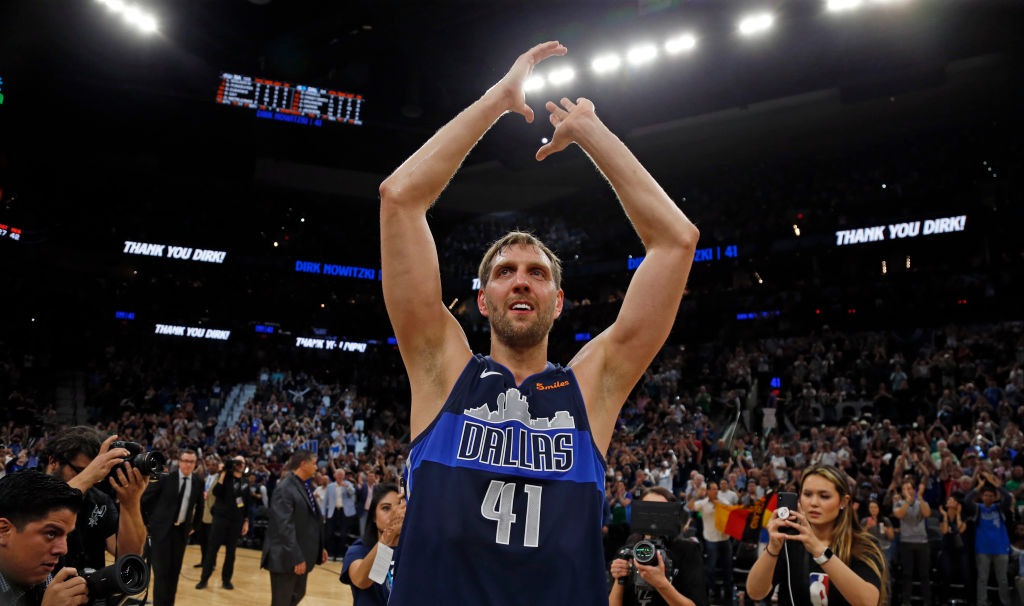 Vídeo homenaje, lágrimas y 20 puntos en el último partido de Nowitzki en la NBA