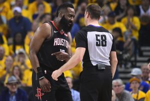 Los Rockets, molestos con el arbitraje durante el Game 1